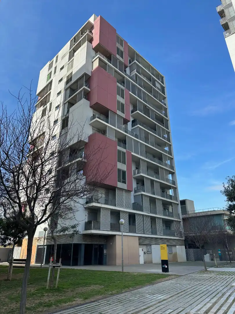 Vista exterior de Local en venda en L'Hospitalet de Llobregat amb Terrassa i Alarma