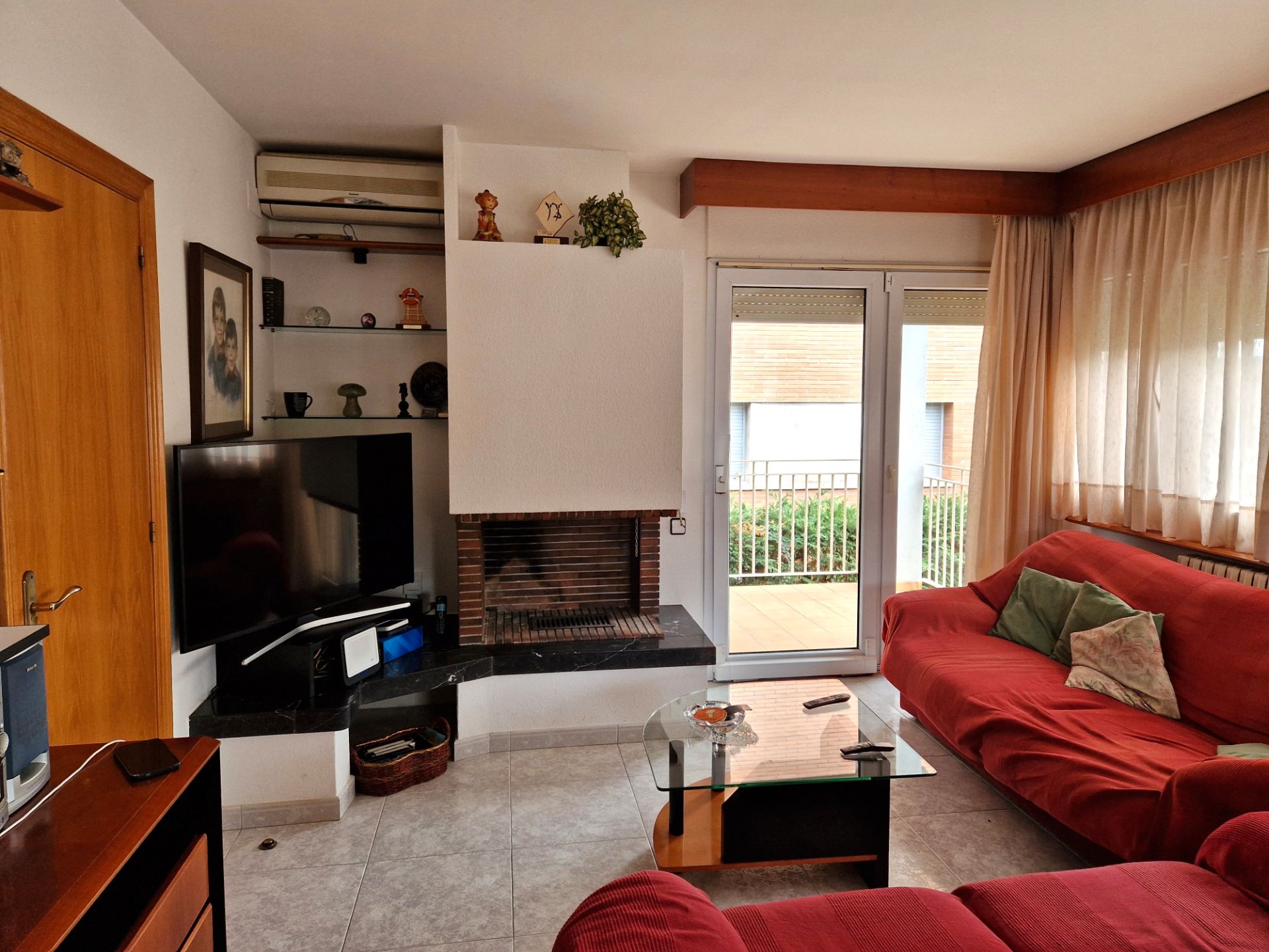 Sala d'estar de Casa o xalet en venda en Olot amb Calefacció, Jardí privat i Terrassa