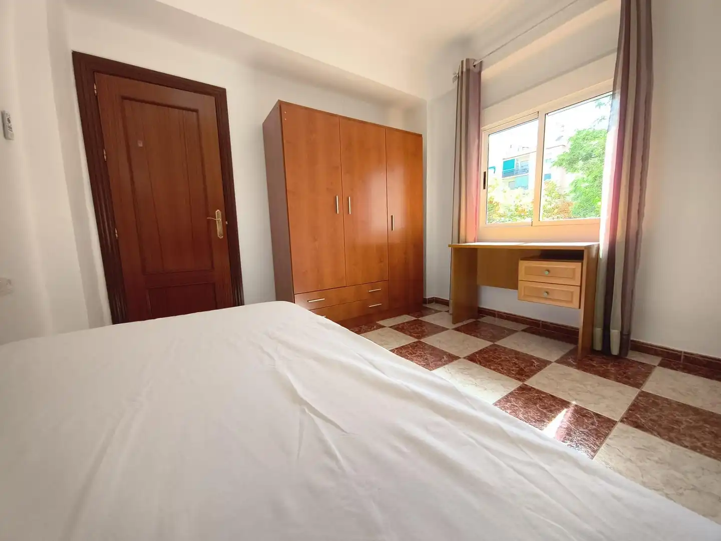 Habitación de Piso de alquiler en Granada con Terraza y Amueblado