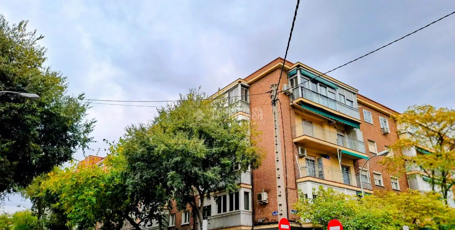 Vista exterior de Pis en venda en Madrid amb Parquet i Terrassa