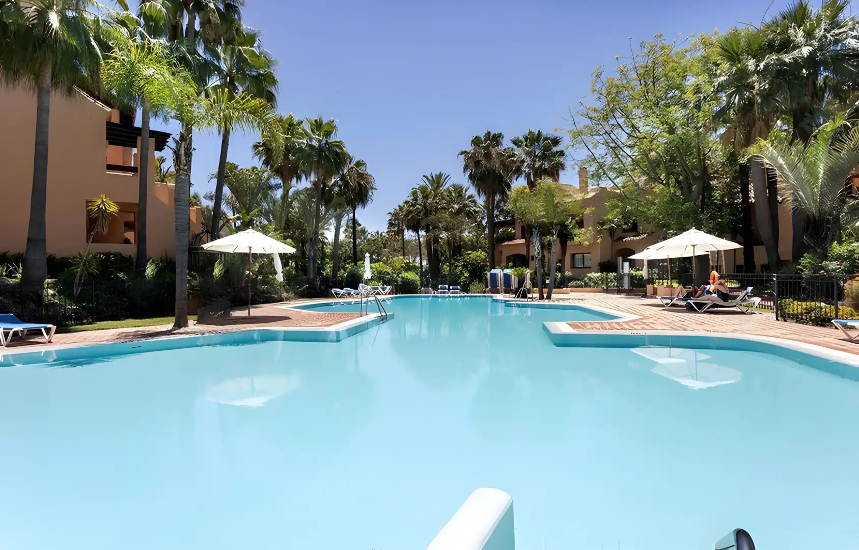 Schwimmbecken von Erdgeschoss zum Verkauf in Marbella mit Klimaanlage, Terrasse und Schwimmbad