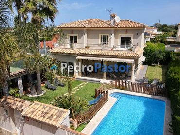 Villa con piscina in vendita a Els Poblets