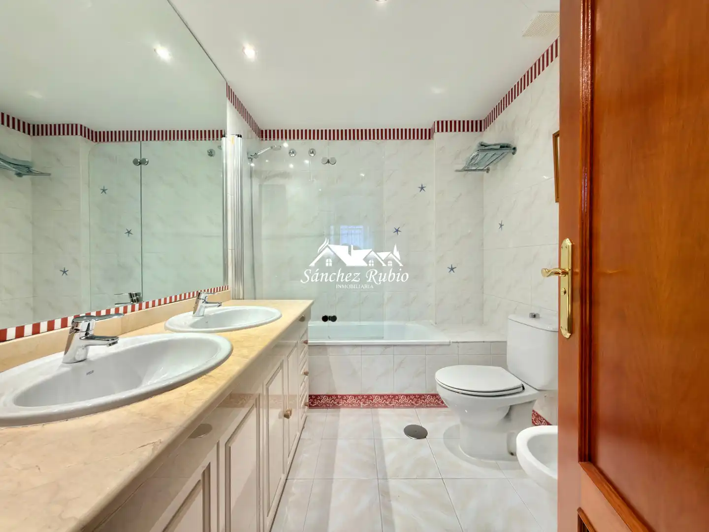 Badezimmer von Einfamilien-Reihenhaus zur Miete in Torrelodones mit Heizung, Privatgarten und Parkett