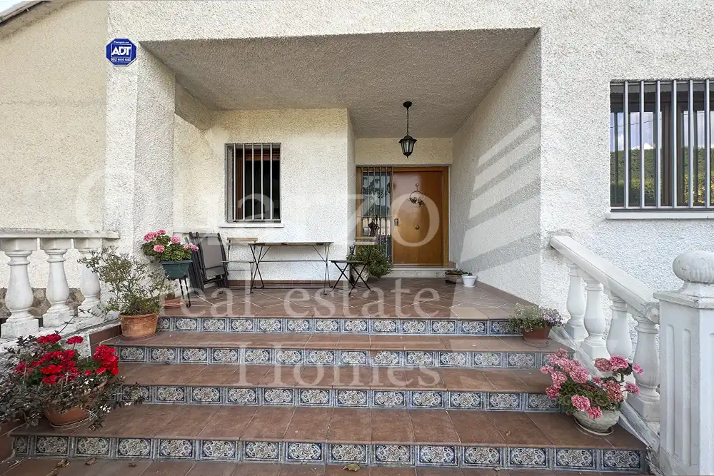 Exterior view of Houses for sale in Villaviciosa de Odón  with Air Conditioner, Heating and Private garden