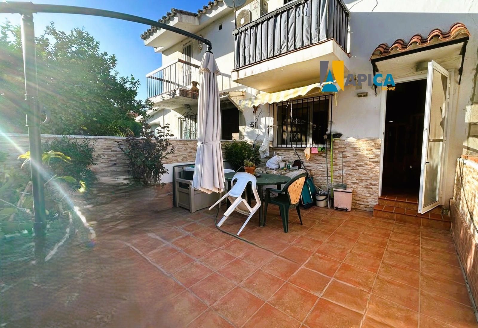 Vista exterior de Casa adosada en venda en Los Barrios amb Jardí privat, Terrassa i Piscina