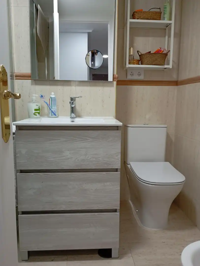 Badezimmer von Wohnung zur Miete in Gijón  mit Heizung, Parkett und Möbliert