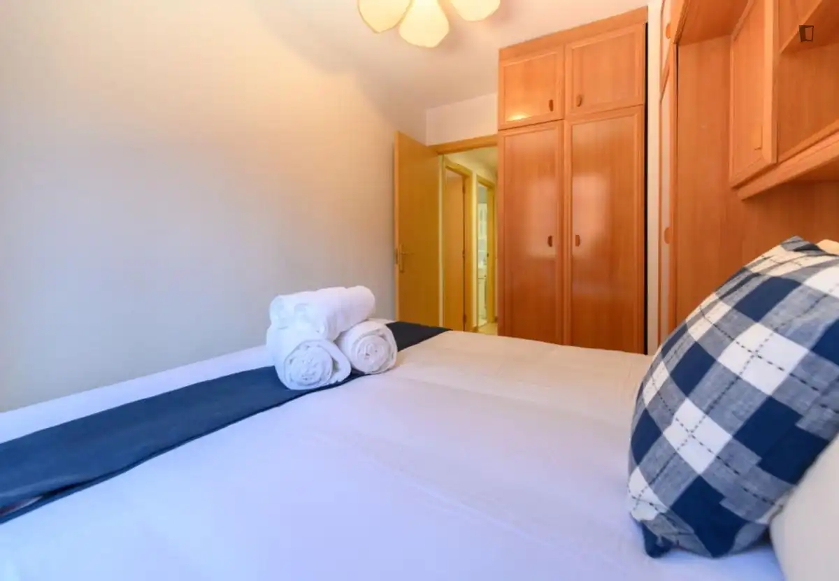 Dormitori de Apartament de lloguer en Madrid amb Aire condicionat, Calefacció i Moblat