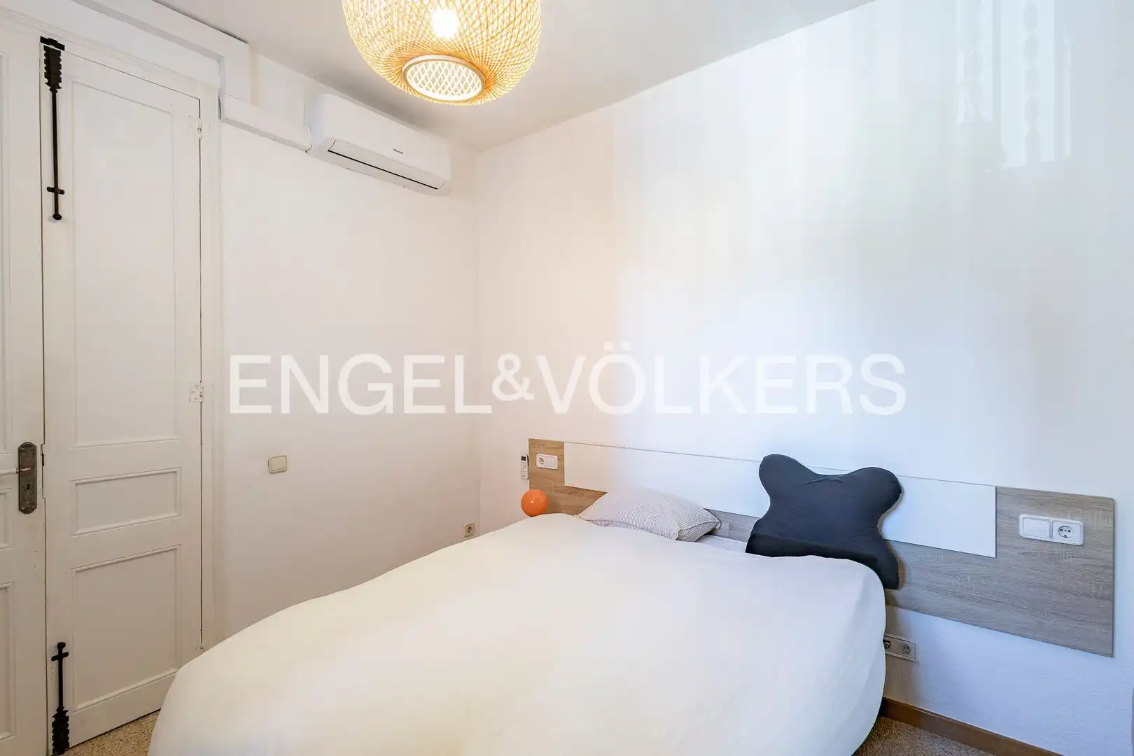 Schlafzimmer von Wohnung zum Verkauf in Barcelona mit Klimaanlage, Heizung und Terrasse