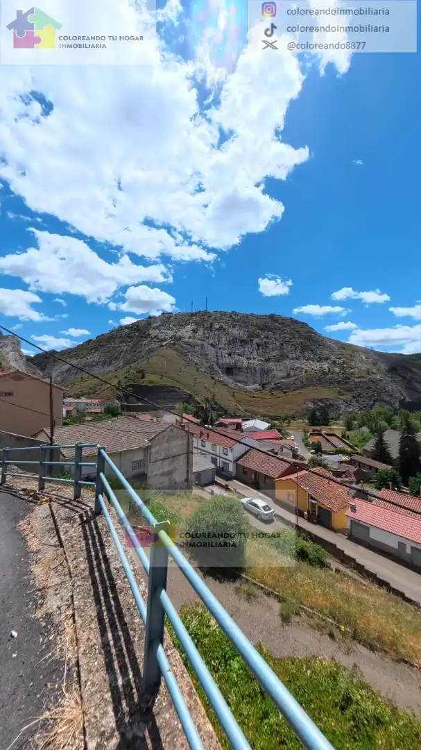 Vista exterior de Casa o xalet en venda en La Pola de Gordón  amb Calefacció, Jardí privat i Parquet