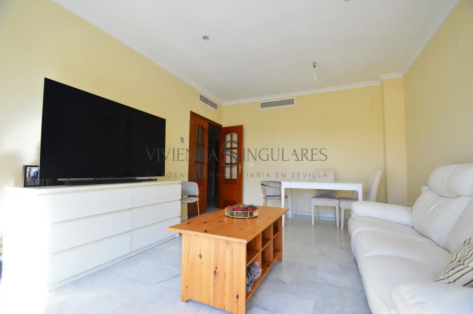 Sala d'estar de Pis de lloguer en Sevilla amb Aire condicionat i Calefacció