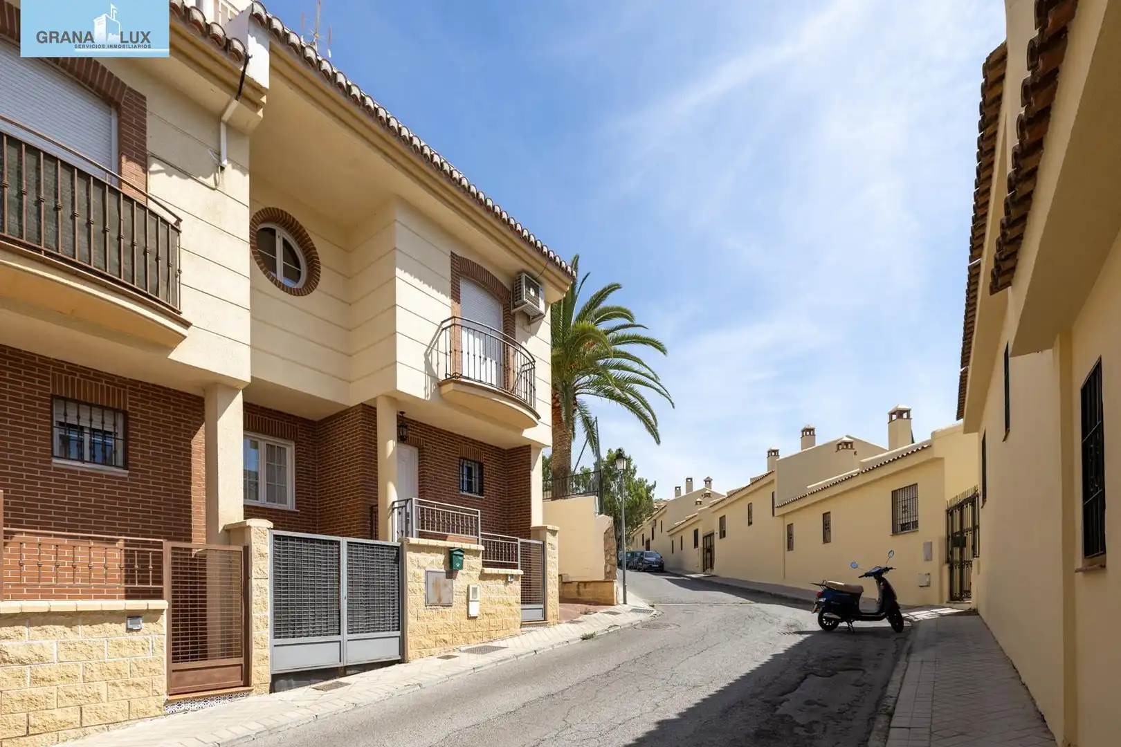 Vista exterior de Casa adosada en venda en Cenes de la Vega amb Aire condicionat, Calefacció i Terrassa