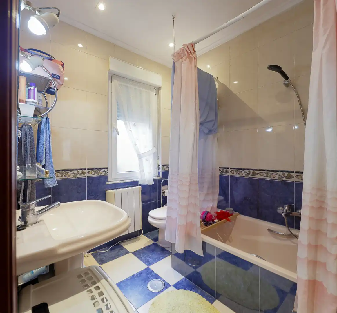 Baño de Piso en venta en Oviedo  con Calefacción
