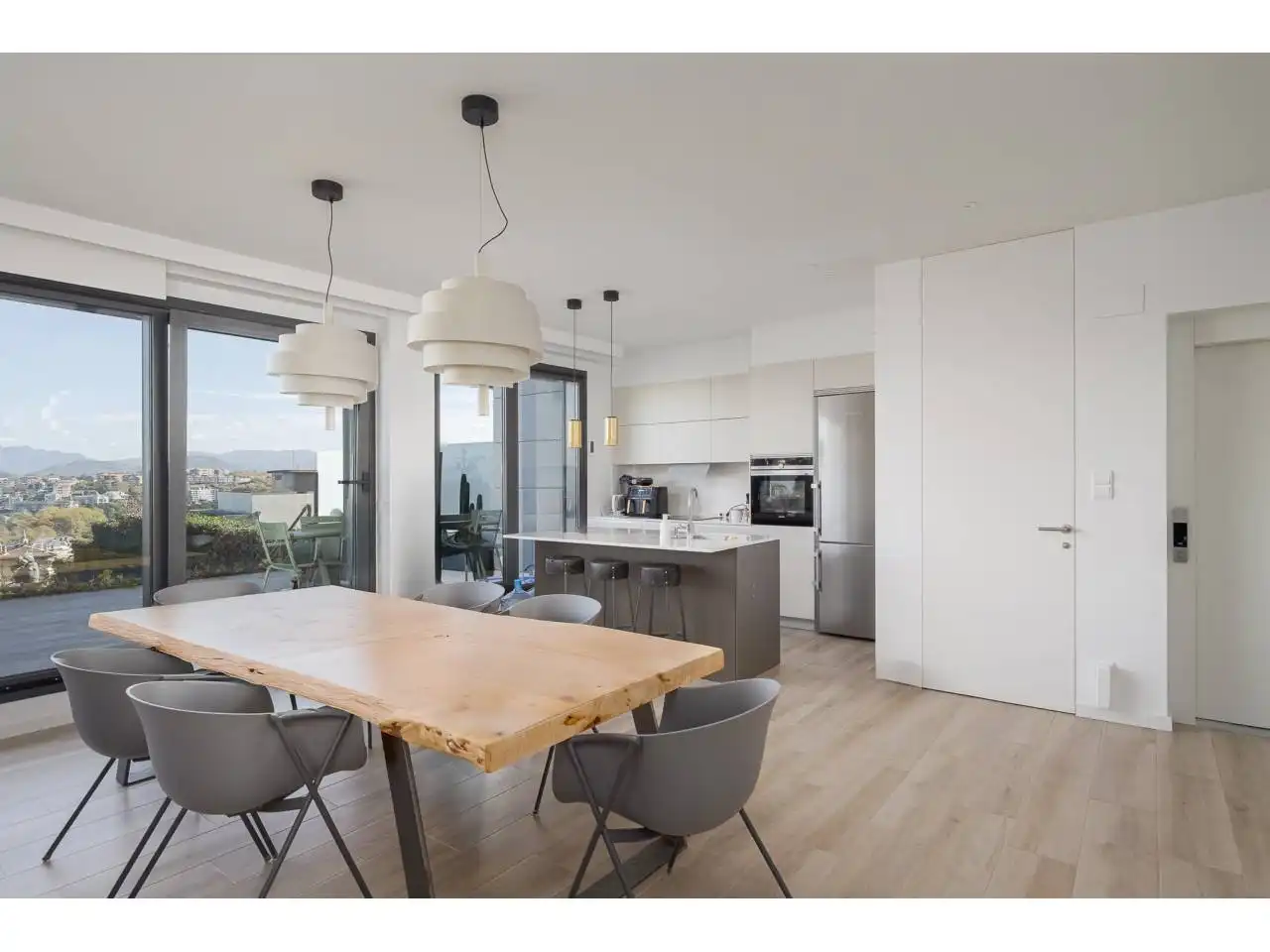 Cuina de Casa o xalet en venda en Donostia - San Sebastián  amb Calefacció, Jardí privat i Terrassa
