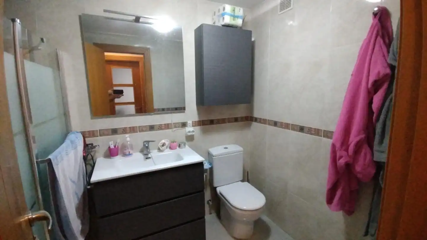 Baño de Piso en venta en Roquetas de Mar con Terraza, Amueblado y Piscina comunitaria