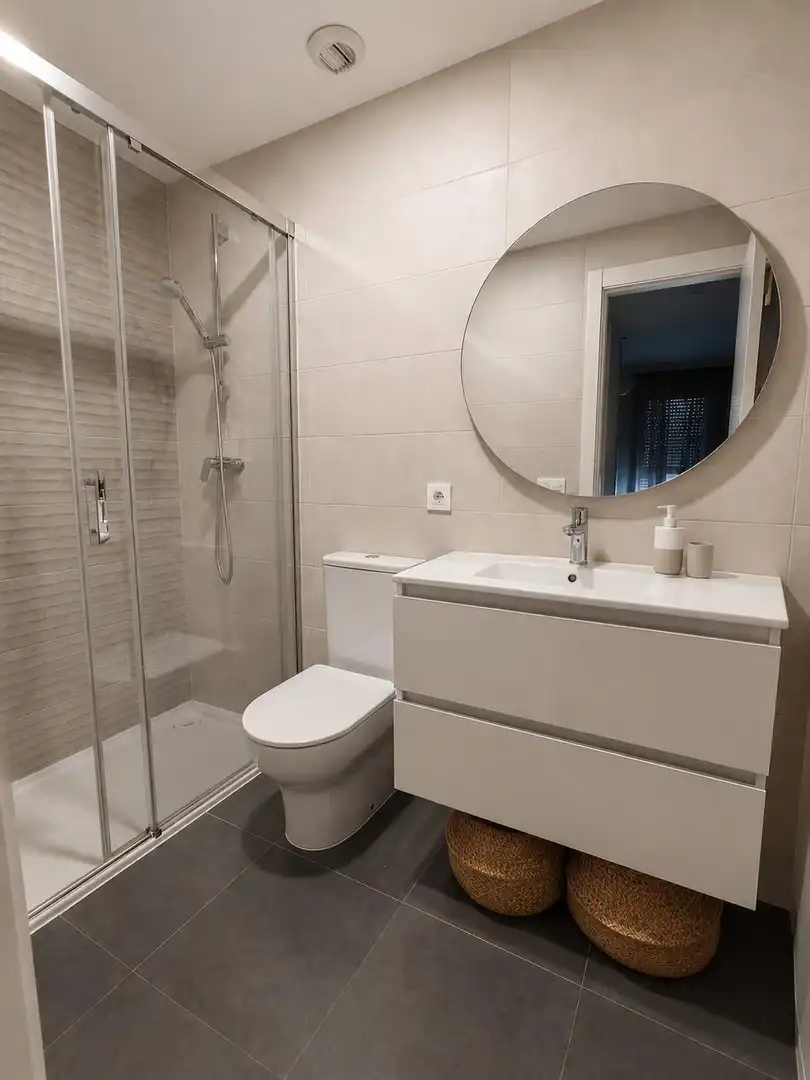 Bathroom of Flat for sale in Sevilla  with Air Conditioner, Terrace and Community pool