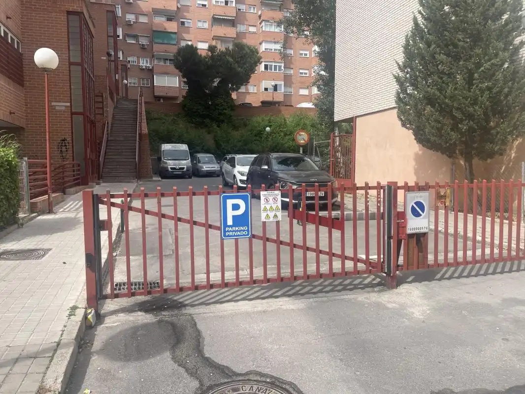 Parking de Loft de alquiler en Madrid con Calefacción, Terraza y Balcón