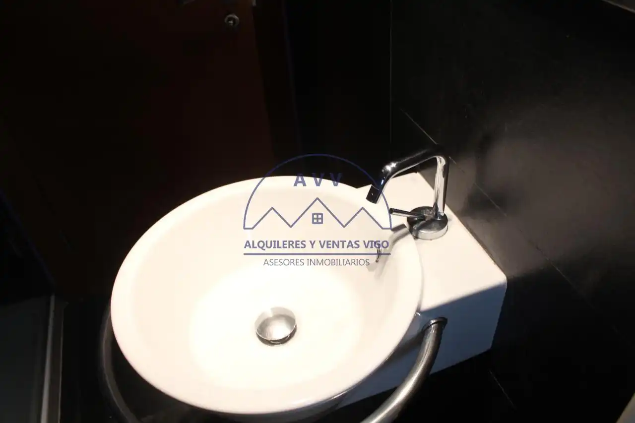 Badezimmer von Wohnungen zur Miete in Vigo  mit Klimaanlage, Heizung und Parkett