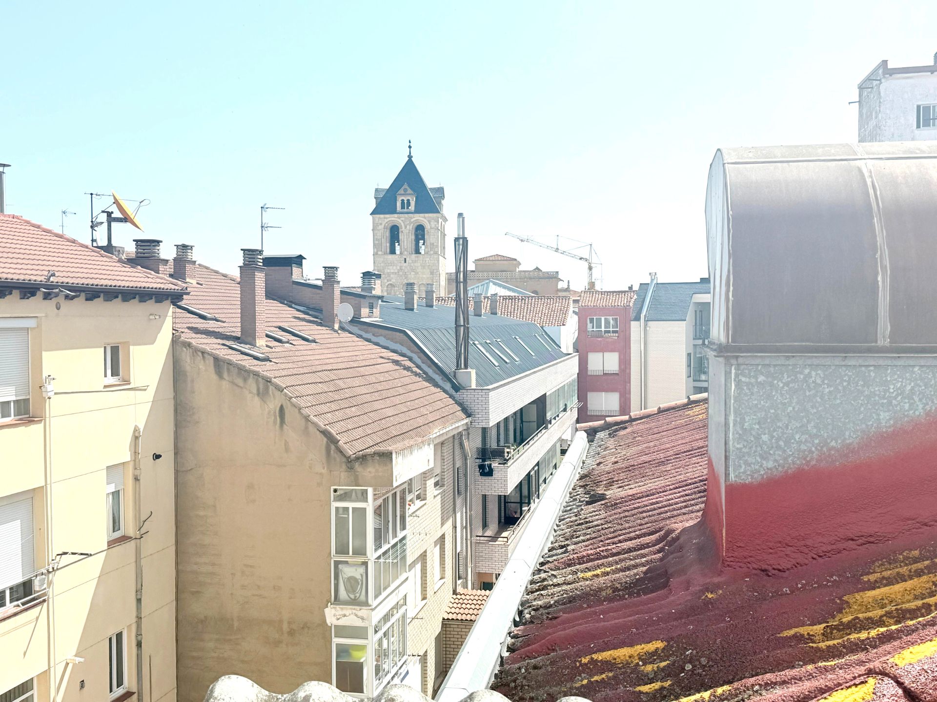 Vista exterior de Apartament en venda en León Capital  amb Calefacció, Terrassa i Moblat