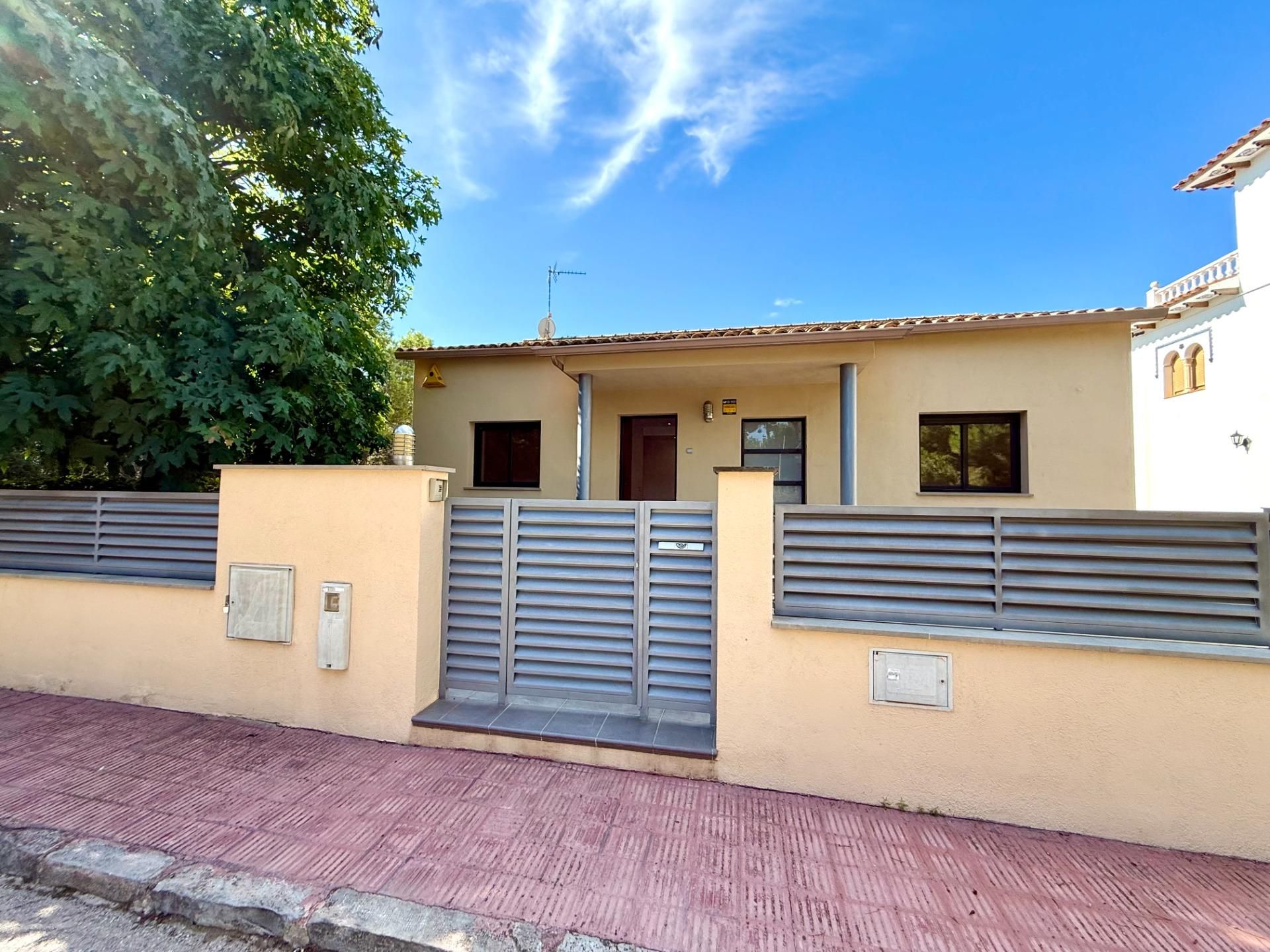 Vista exterior de Casa o xalet en venda en El Vendrell amb Aire condicionat, Calefacció i Jardí privat