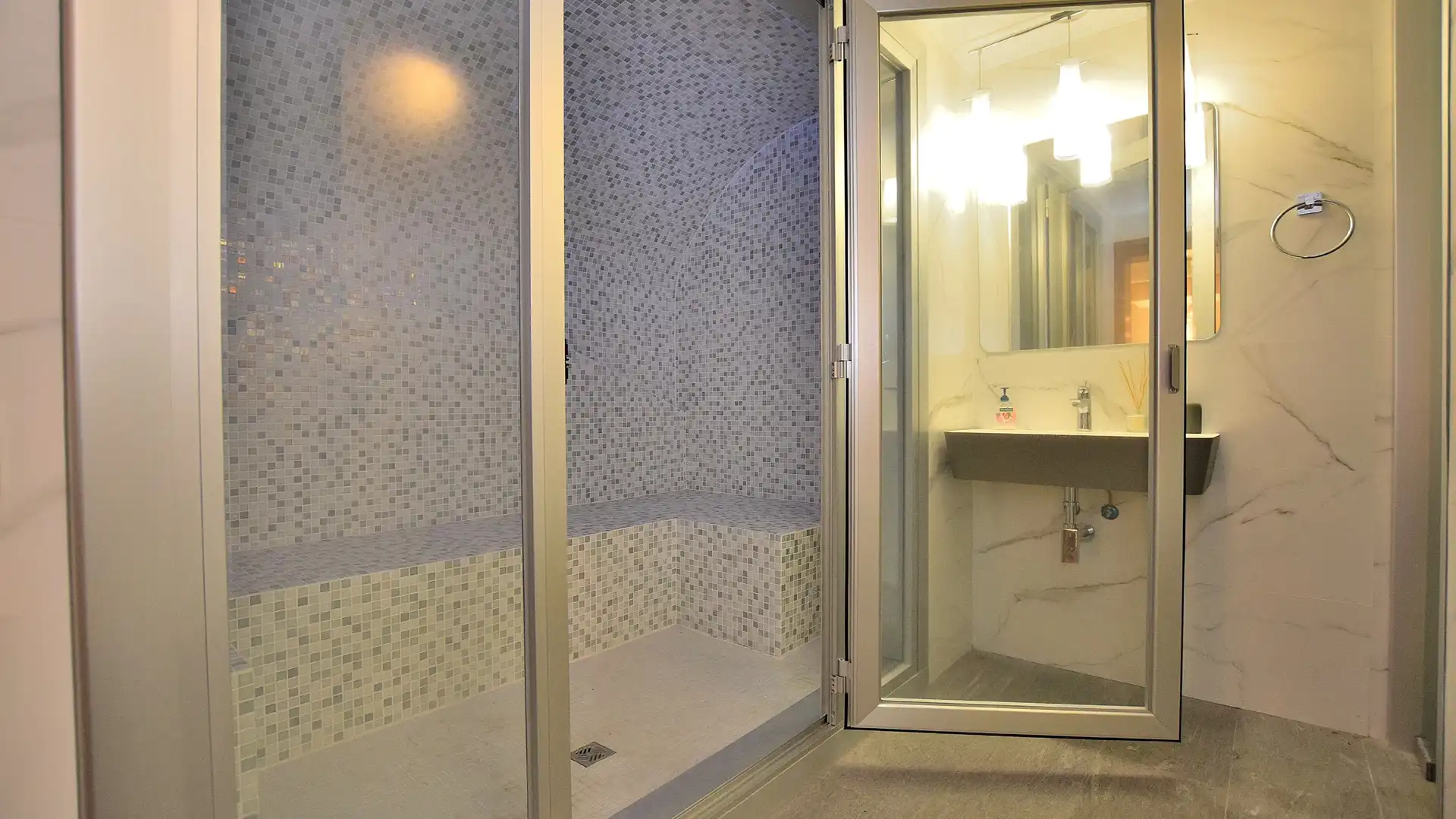 Bathroom of Houses for sale in Cambrils  with Air Conditioner, Private garden and Parquet flooring