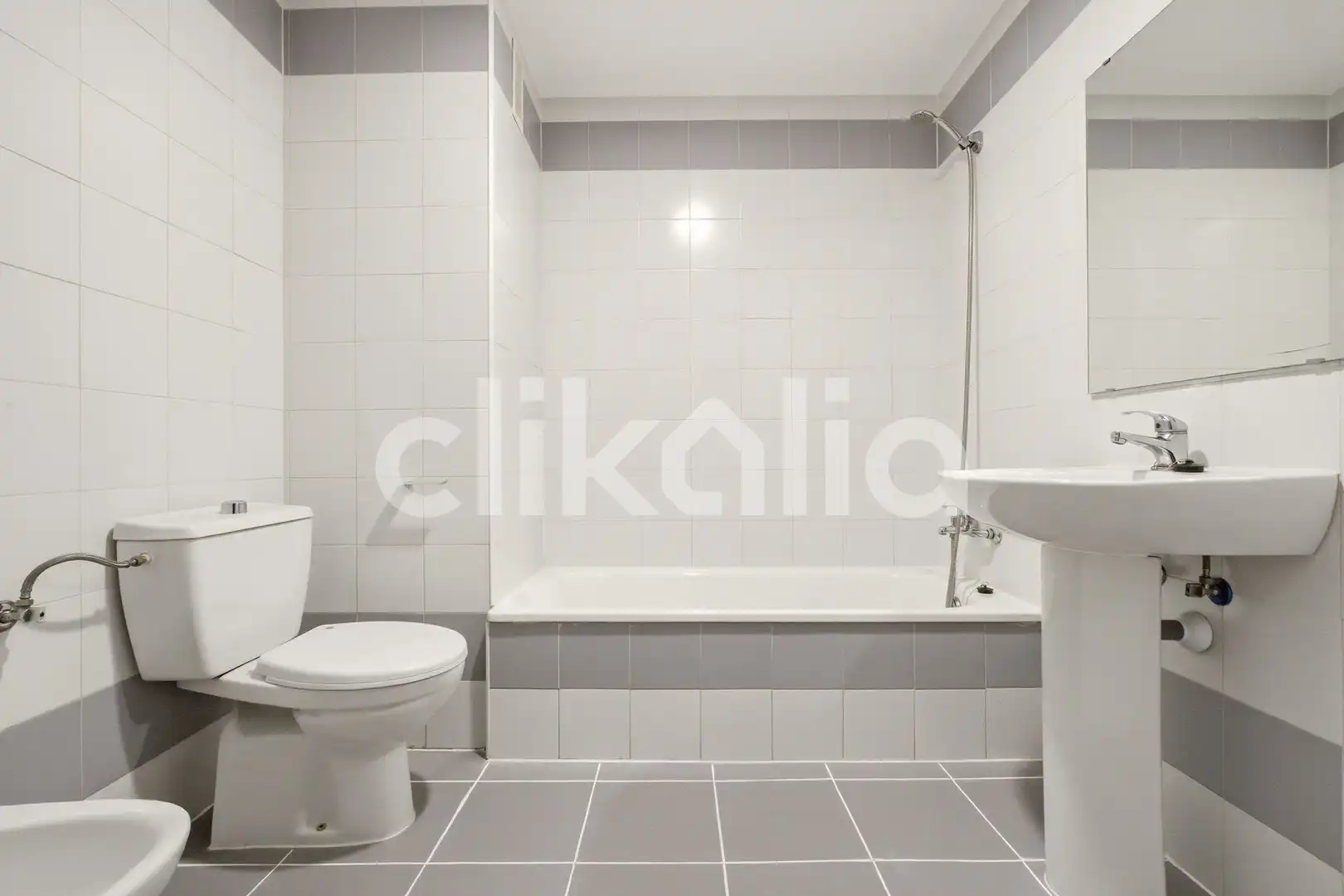 Baño de Piso de alquiler en Madrid con Calefacción, Trastero y Piscina