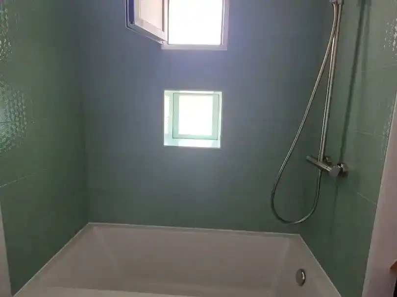 Badezimmer von Einfamilien-Reihenhaus zum Verkauf in Polop mit Klimaanlage