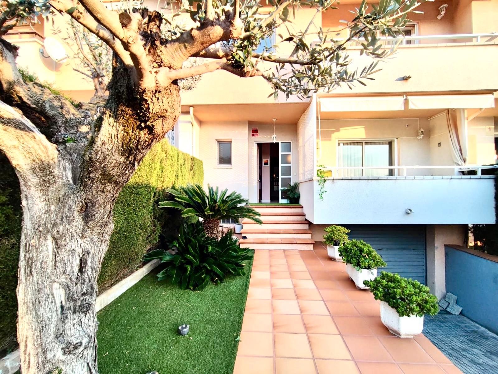 Jardí de Casa adosada en venda en Olesa de Montserrat amb Aire condicionat, Calefacció i Jardí privat