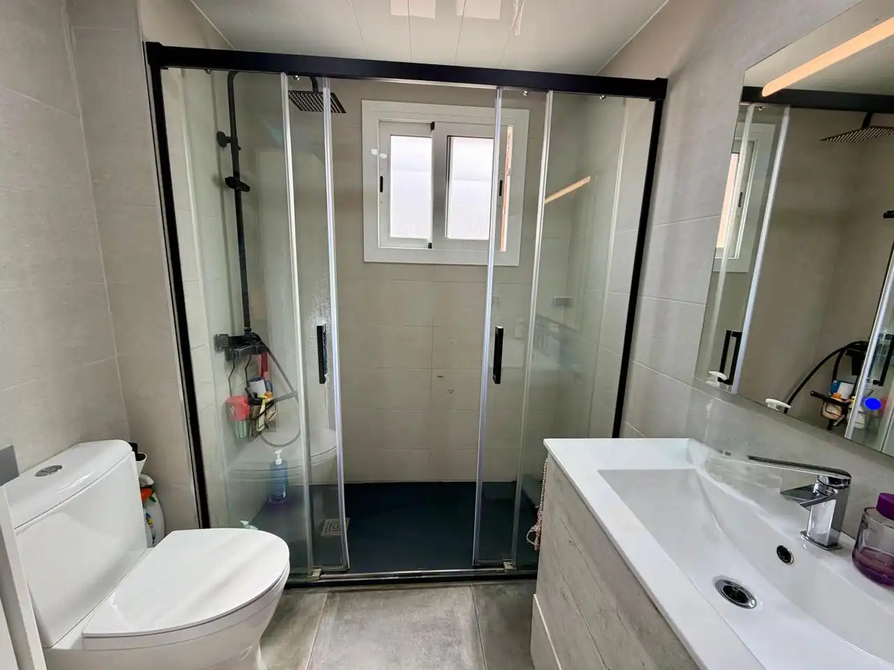 Baño de Casa adosada en venta en Montcada i Reixac con Aire acondicionado, Calefacción y Jardín privado