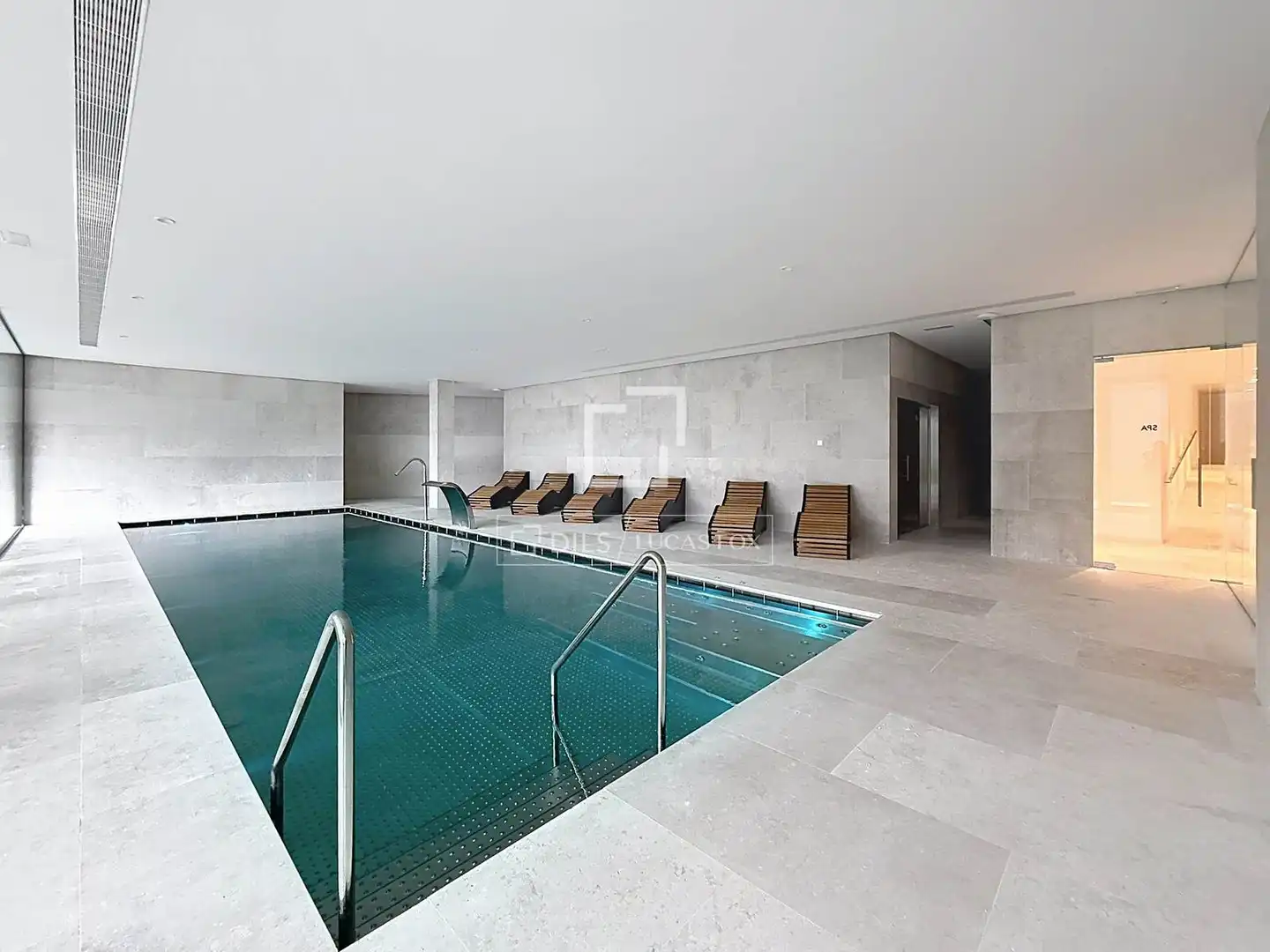 Piscina de Pis en venda en Madrid amb Aire condicionat, Calefacció i Parquet