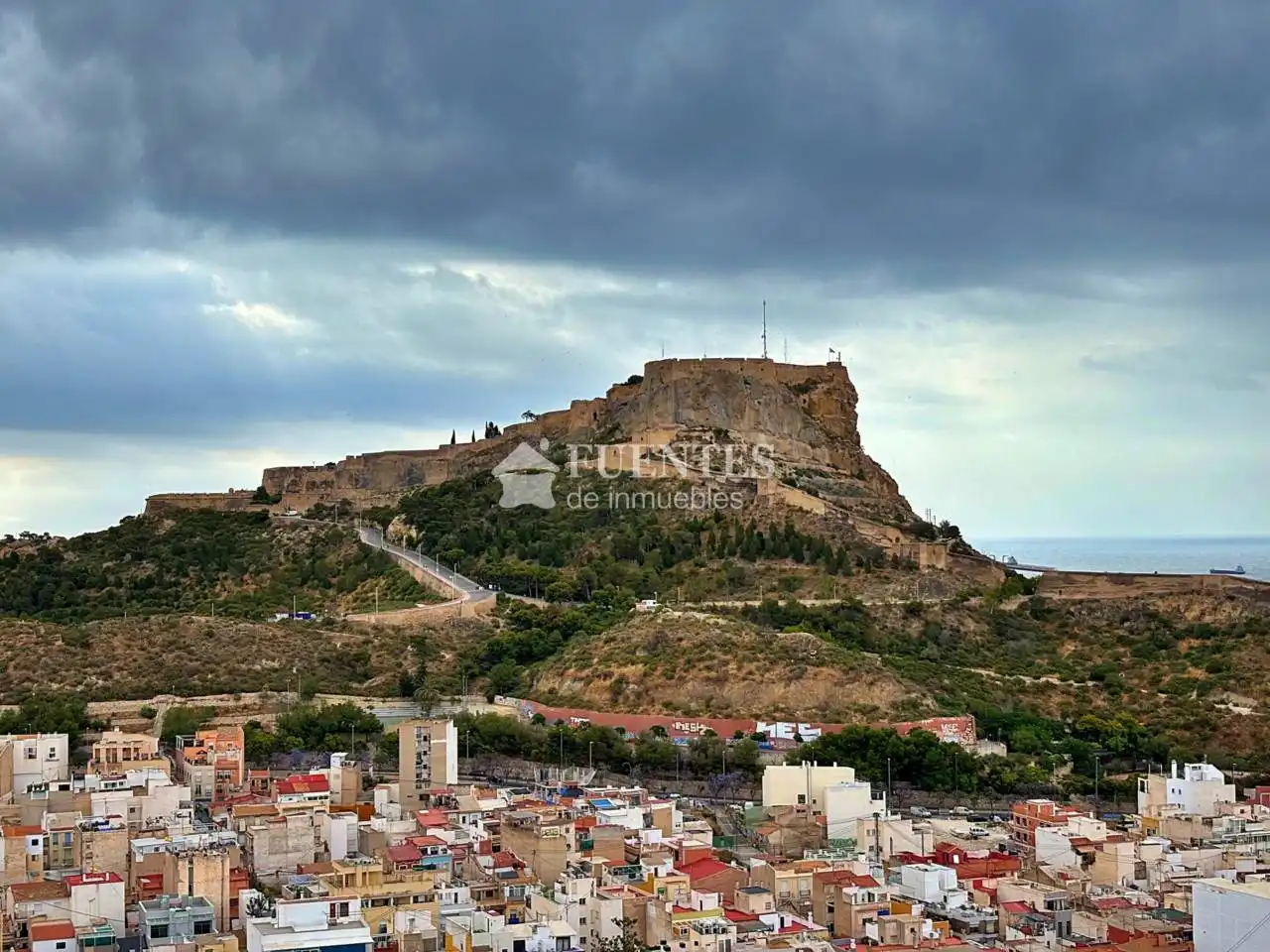 Vista exterior de Piso en venta en Alicante / Alacant con Trastero y Alarma