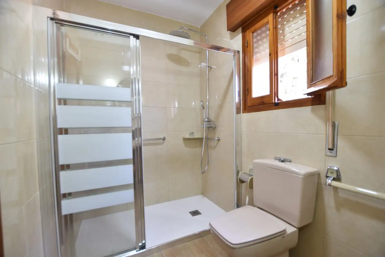 Bany de Casa o xalet en venda en Alhaurín de la Torre amb Jardí privat, Terrassa i Piscina comunitària
