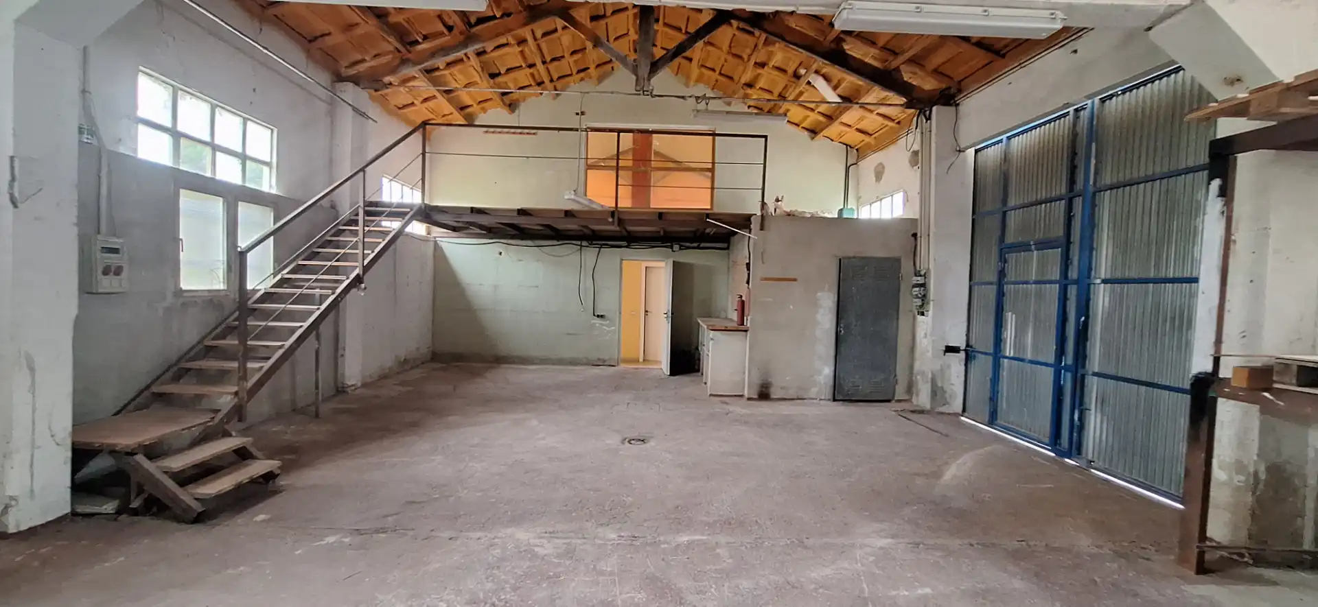 Industrial buildings for sale in Manises