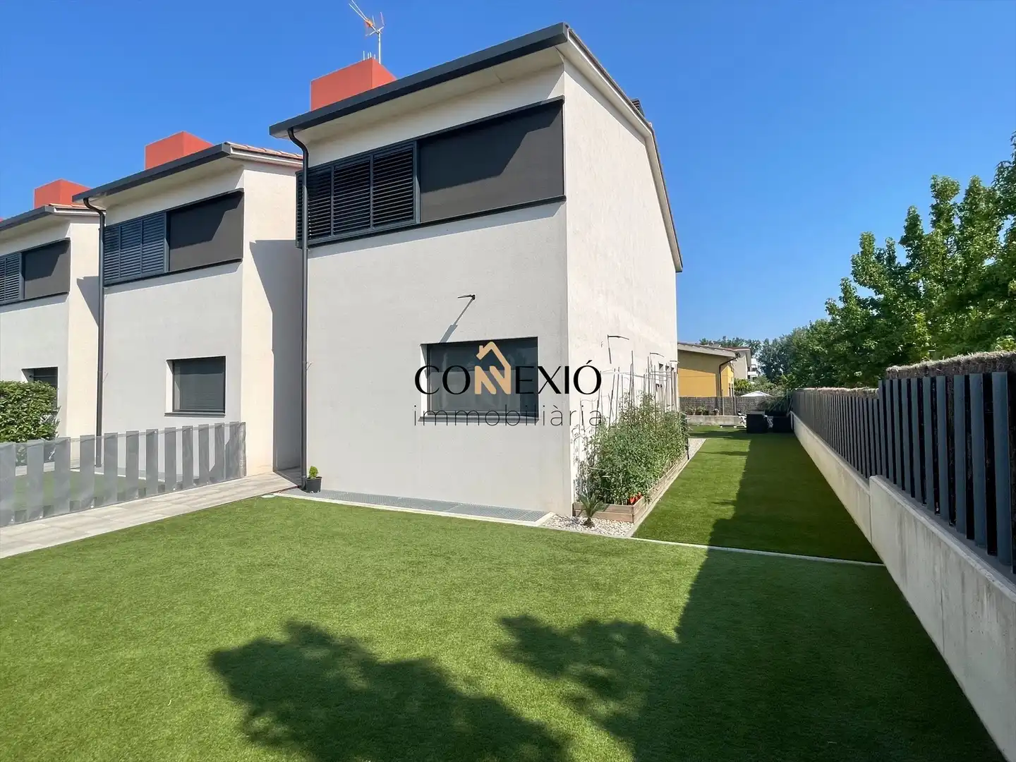 Vista exterior de Casa adosada en venda en Vilablareix amb Calefacció, Jardí privat i Parquet