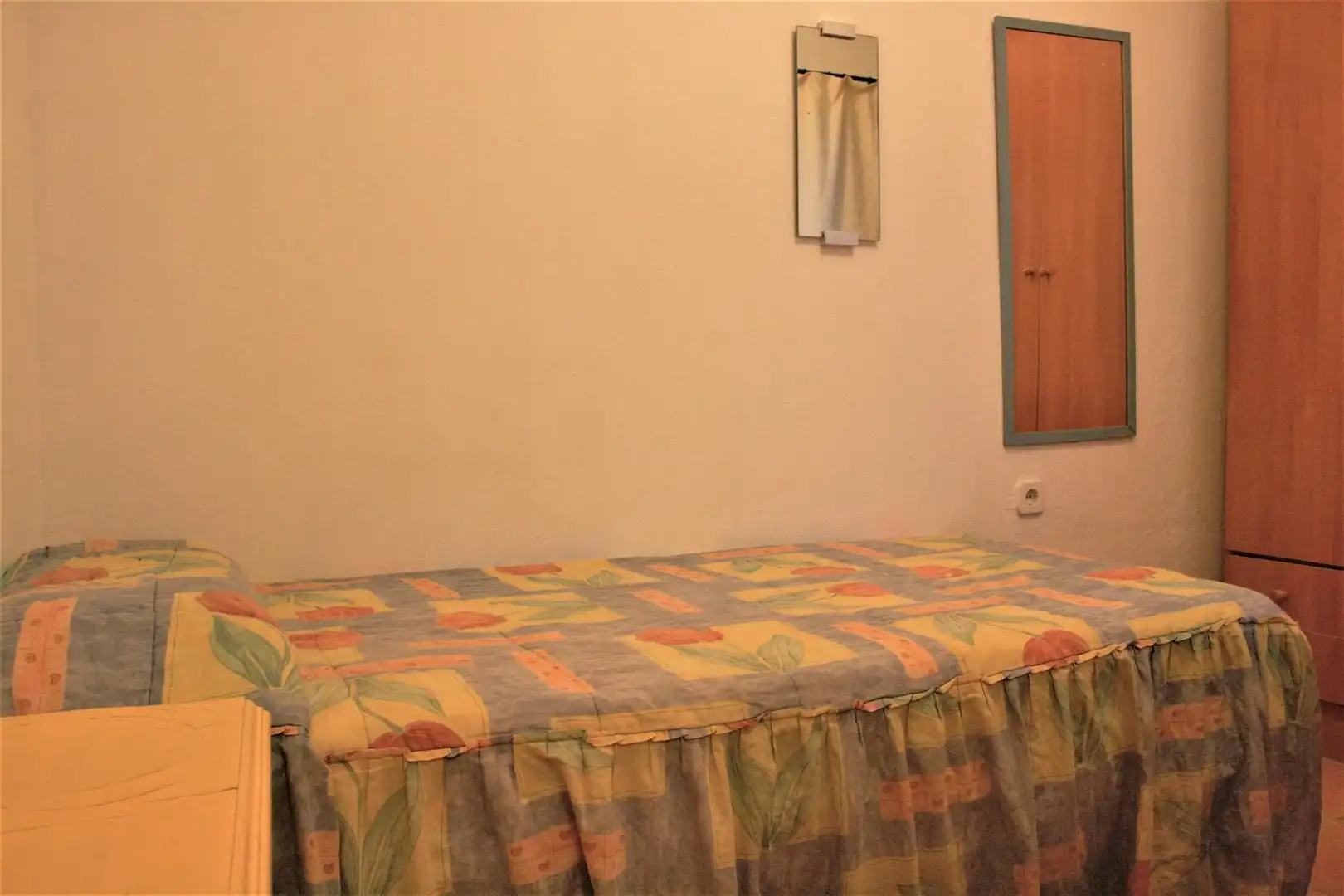 Bedroom of Flat for share in  Sevilla Capital  with Furnished, Washing machine and TV