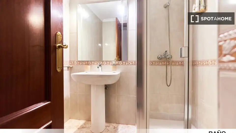 Baño de Piso para compartir en Sevilla con Aire acondicionado, Terraza y Amueblado