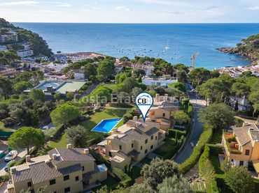 Casa amb piscina en venda a Carrer de Josep Martinell Bruguera