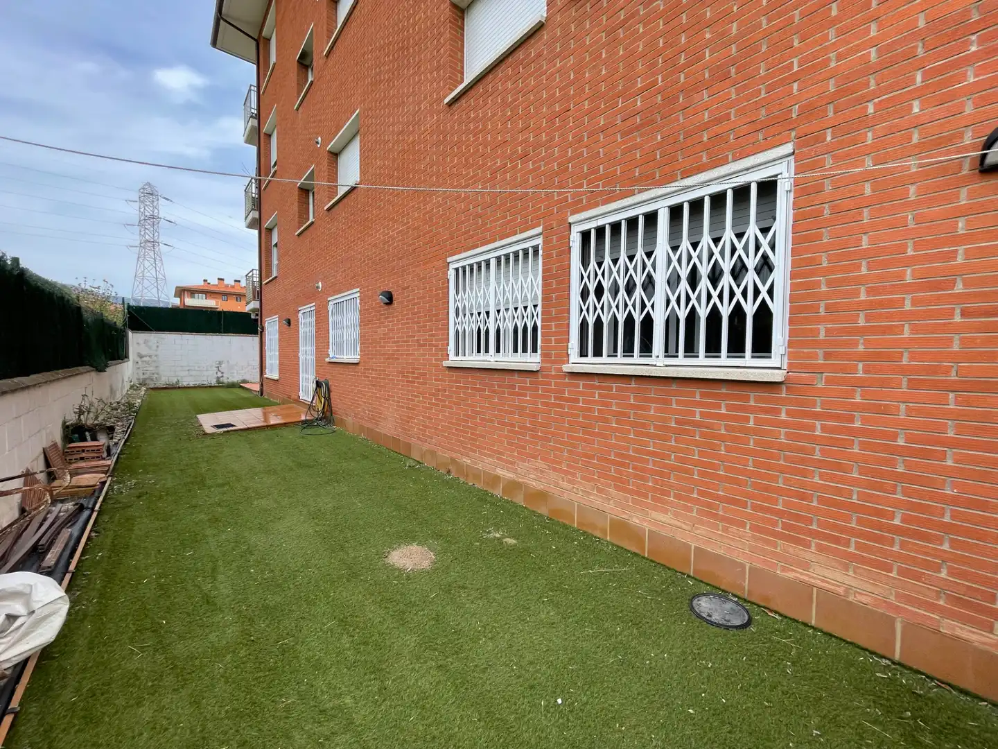 Außenansicht von Wohnung zum Verkauf in La Pobla de Segur mit Heizung, Privatgarten und Terrasse