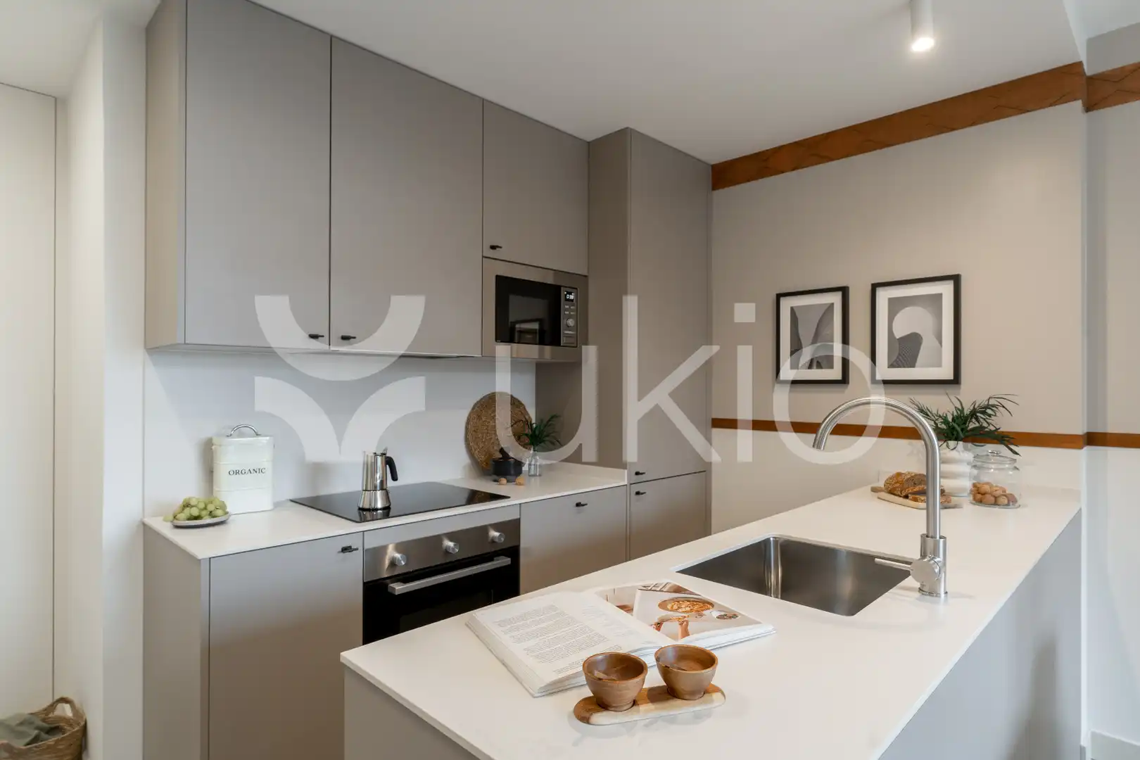 Cuina de Apartament de lloguer en Madrid amb Aire condicionat, Calefacció i Moblat