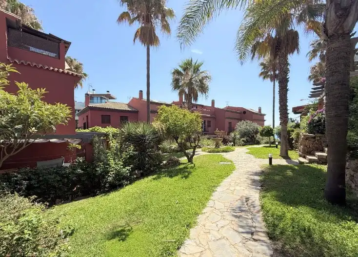Vista exterior de Casa adosada en venta en Estepona con Aire acondicionado, Calefacción y Jardín privado