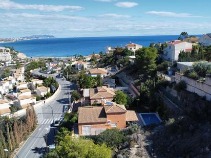 Vista exterior de Casa o xalet en venda en El Campello amb Jardí privat, Terrassa i Piscina