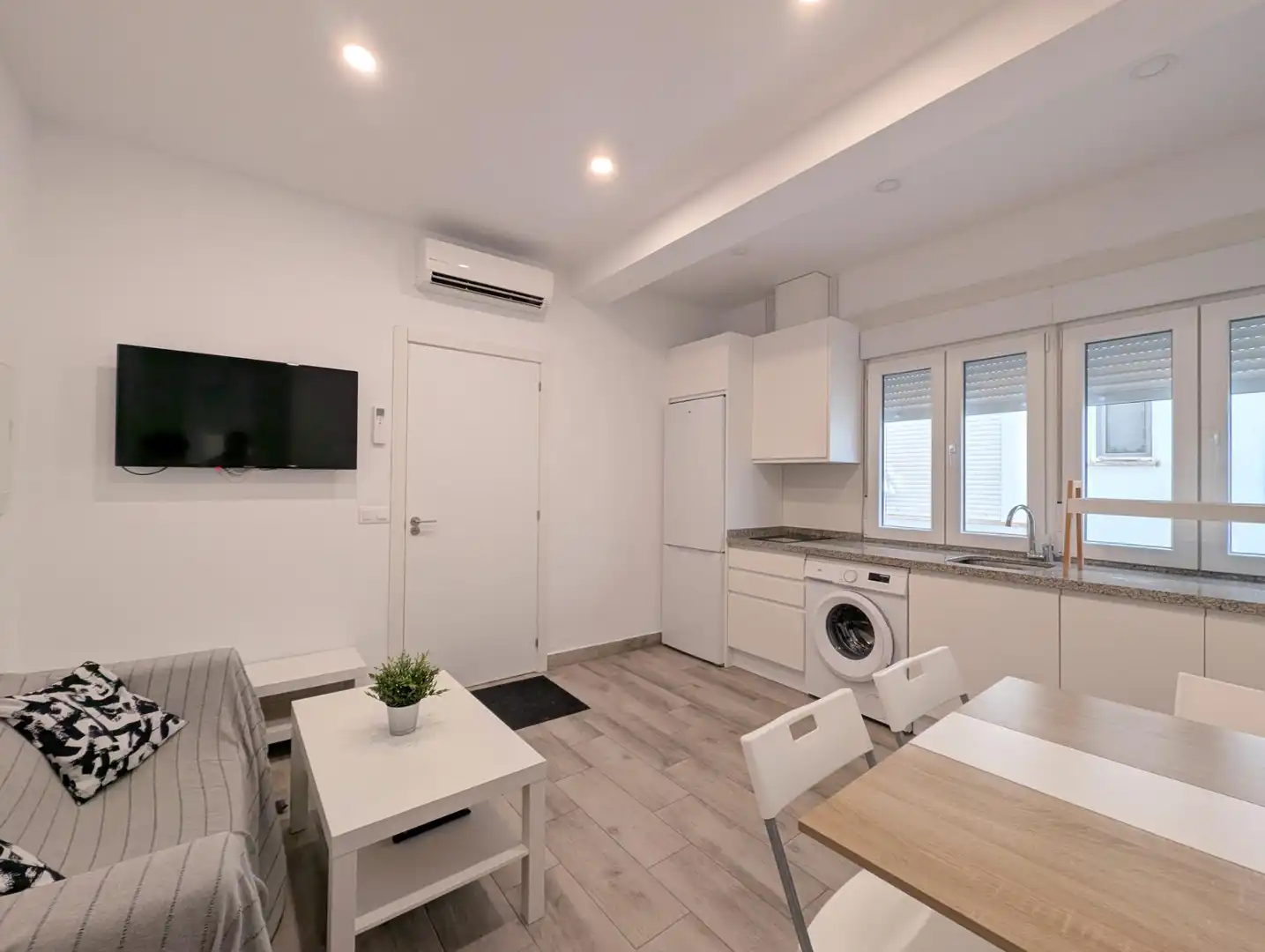 Cuina de Apartament de lloguer en Sevilla amb Aire condicionat i Moblat