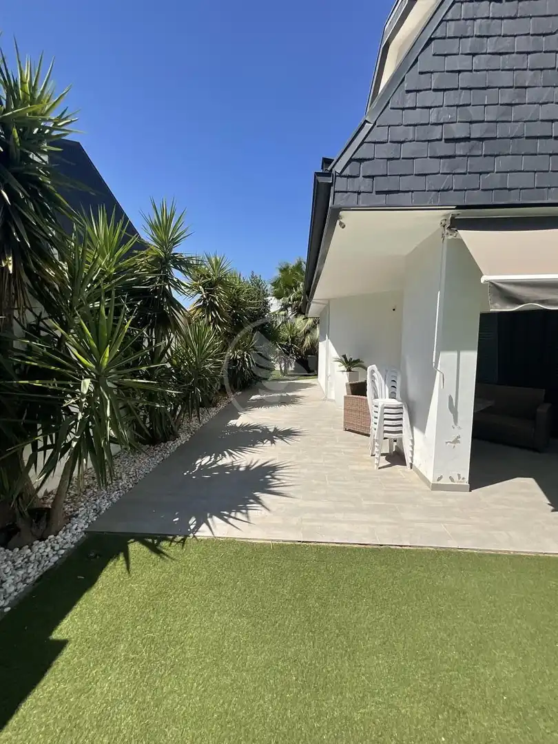 Terrassa de Casa o xalet en venda en Linares amb Aire condicionat, Jardí privat i Piscina