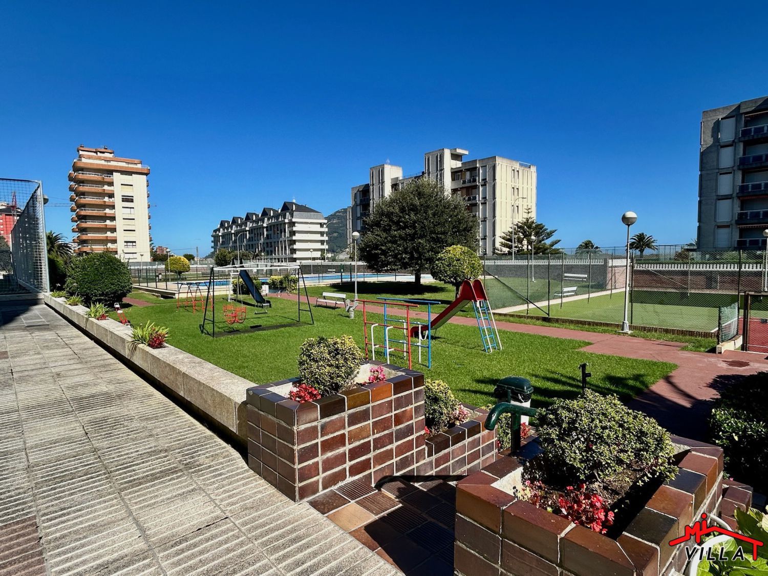 Vista exterior de Piso en venta en Laredo con Calefacción, Terraza y Amueblado