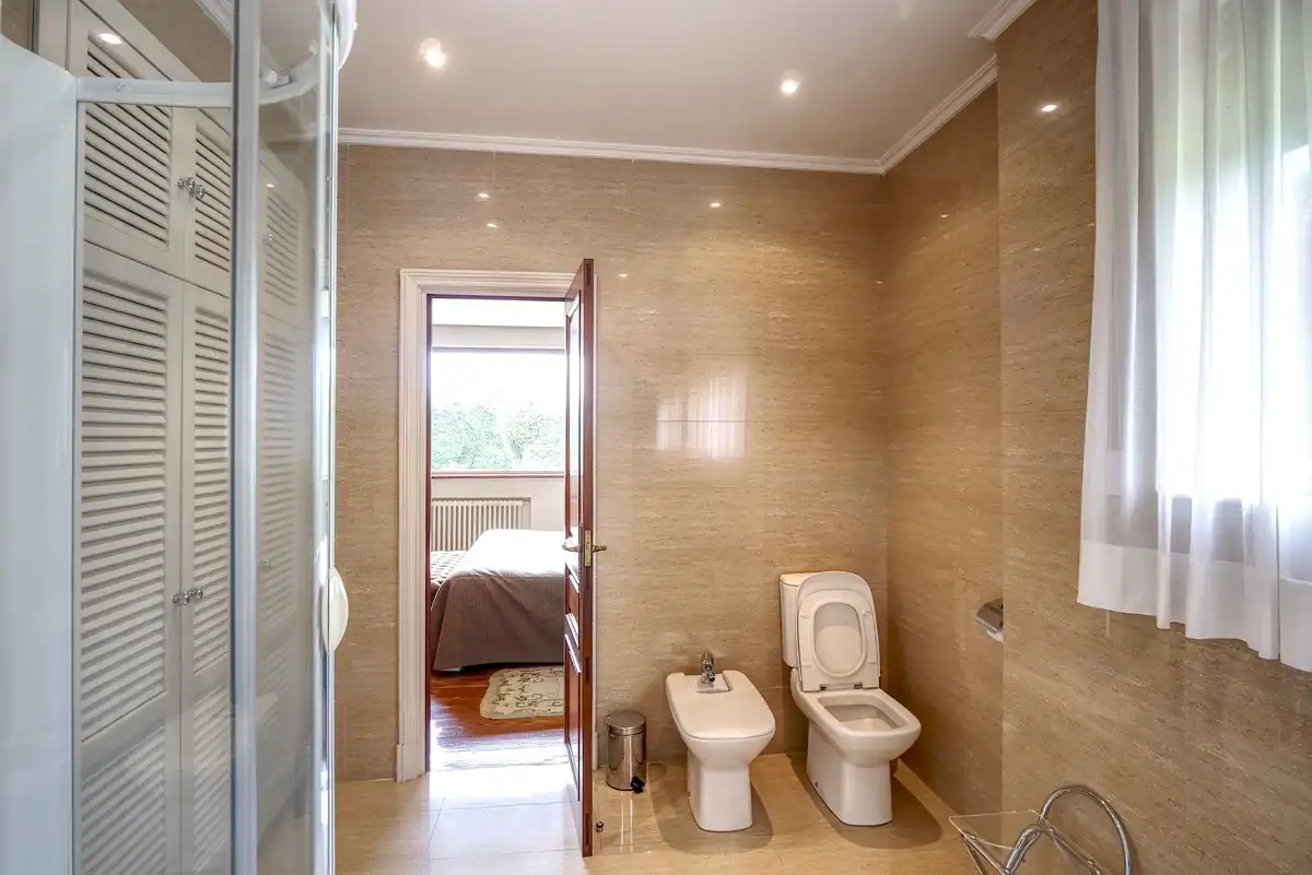 Bany de Casa o xalet en venda en Sada (A Coruña) amb Calefacció, Jardí privat i Parquet