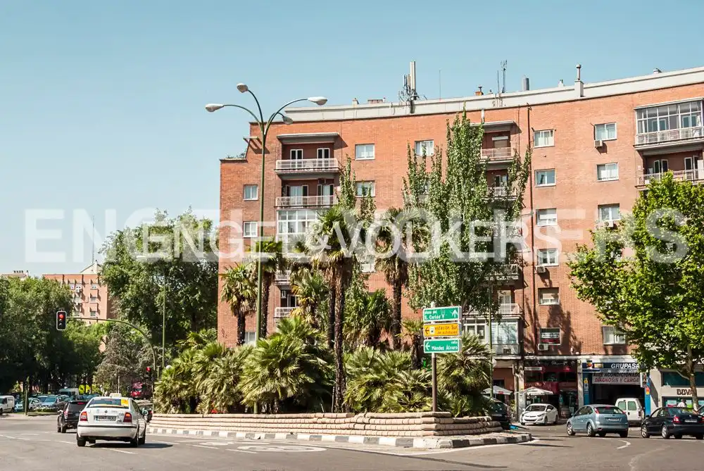 Vista exterior de Casa o xalet en venda en Madrid amb Calefacció, Jardí privat i Balcó