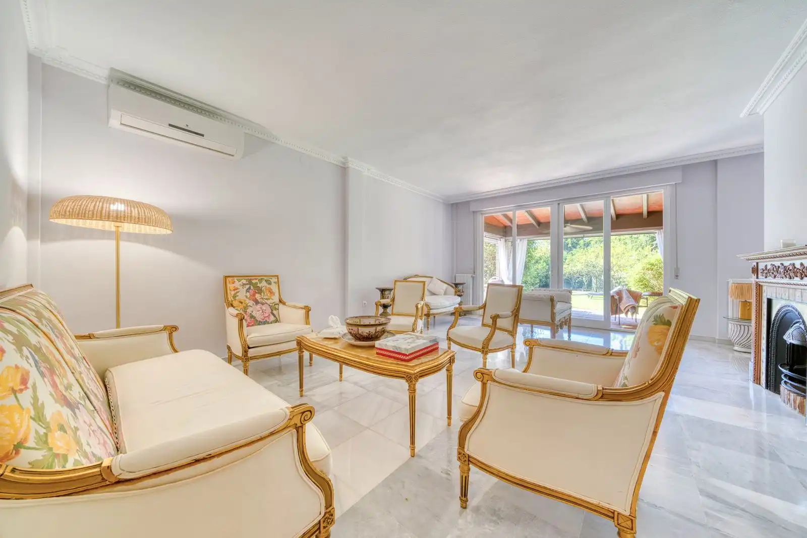 Living room of Houses for rent in Marbella  with Air Conditioner, Private garden and Swimming Pool
