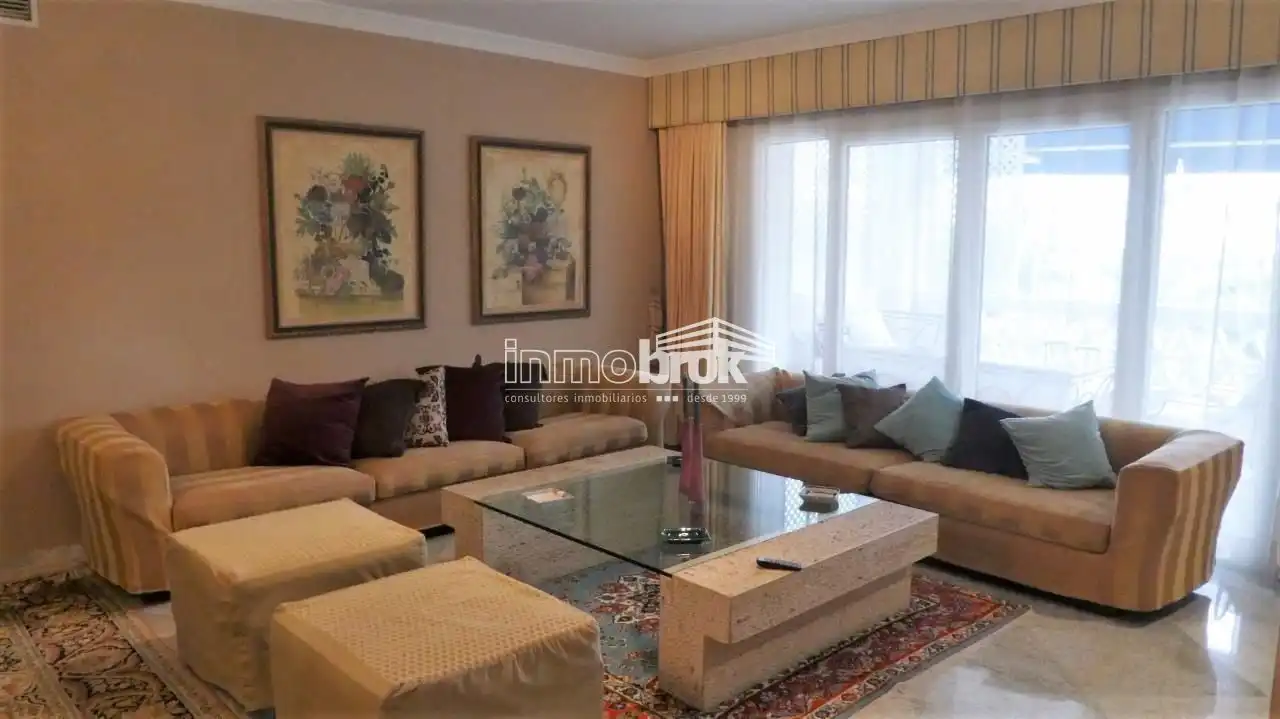 Wohnzimmer von Wohnung zur Miete in Marbella mit Klimaanlage, Terrasse und Schwimmbad