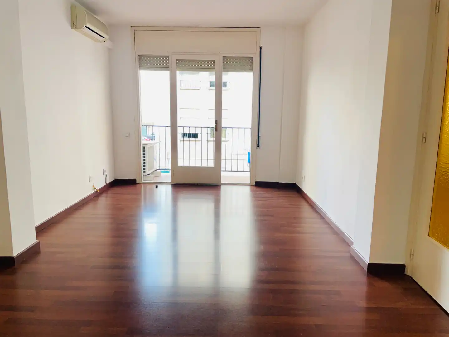 Sala d'estar de Pis en venda en Cerdanyola del Vallès amb Aire condicionat, Forn i Balcó
