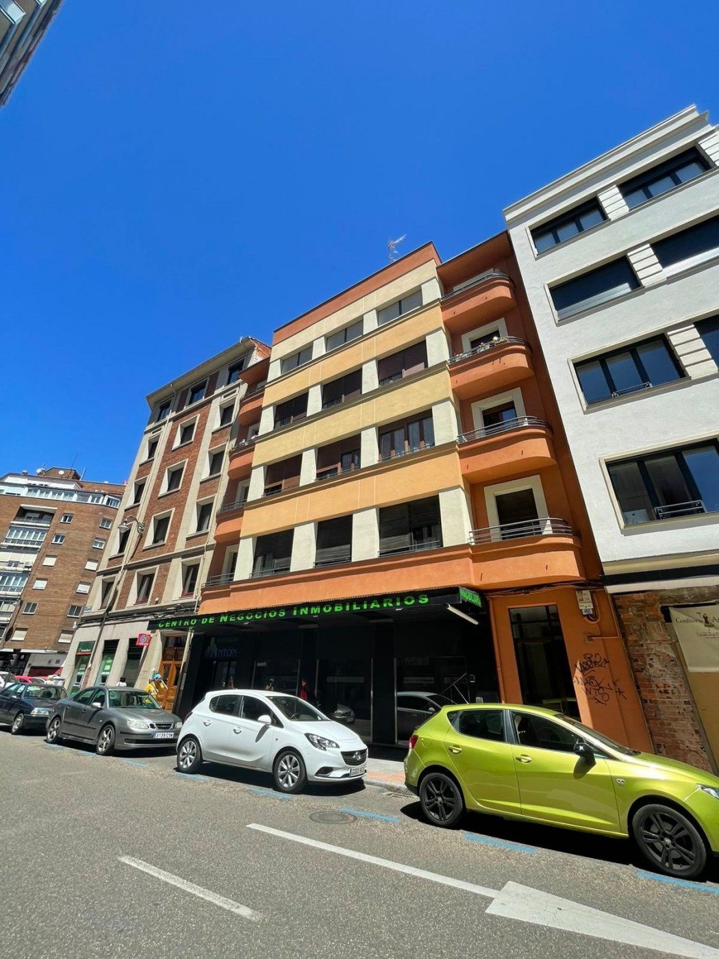 Vista exterior de Piso en venta en León Capital  con Calefacción, Terraza y Balcón