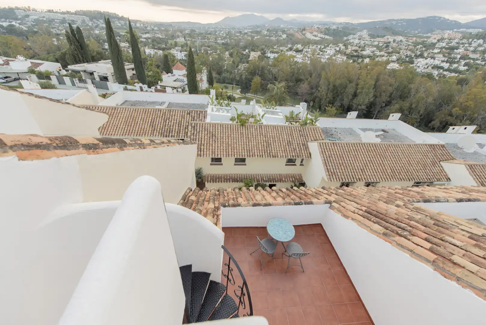 Vista exterior de Casa adosada en venda en Marbella amb Terrassa, Piscina i Piscina comunitària